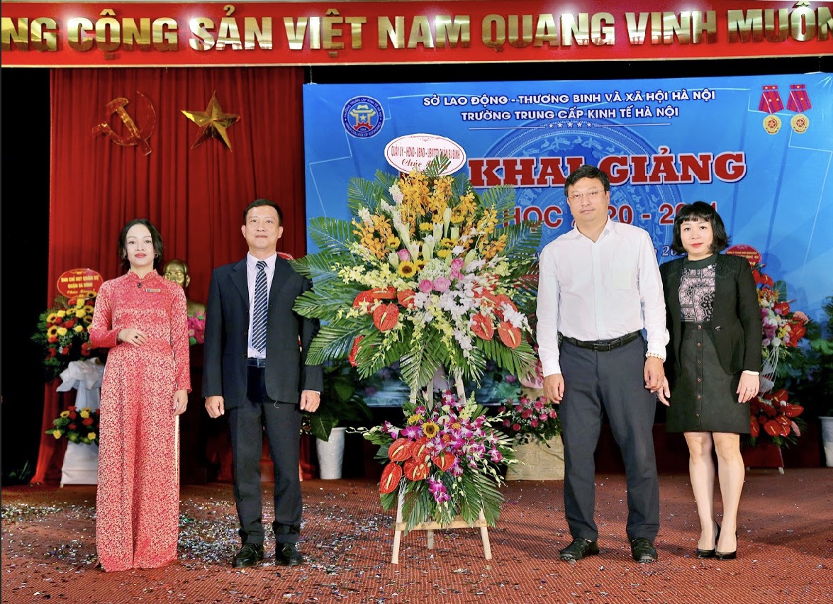 Ông Lương Xuân Dương – Quận uỷ viên – Trưởng phòng Tài chính kế hoạch quận và Bà Lê Thị Thu Hà - Quận uỷ viên – Trưởng phòng Tư pháp quận.
